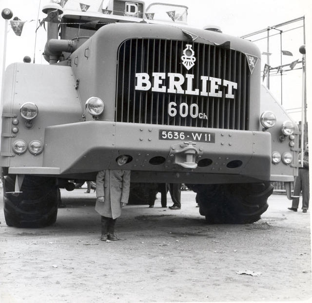 Desde su terminación en la factoría Berliet de Lyon quedó claro que el T 100 era descomunal.